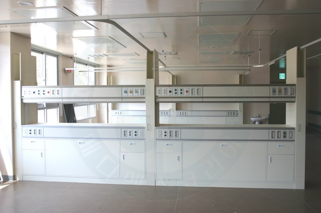 MULTI SERVICE STATION / SEMI WALL CARE UNIT / DESK WALL SYSTEM